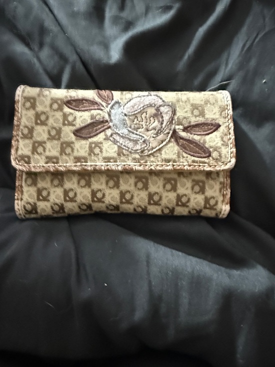 Liz Claiborne Handbags - Liz Claiborne Tan Brown Monogram Floral Applique Wallet